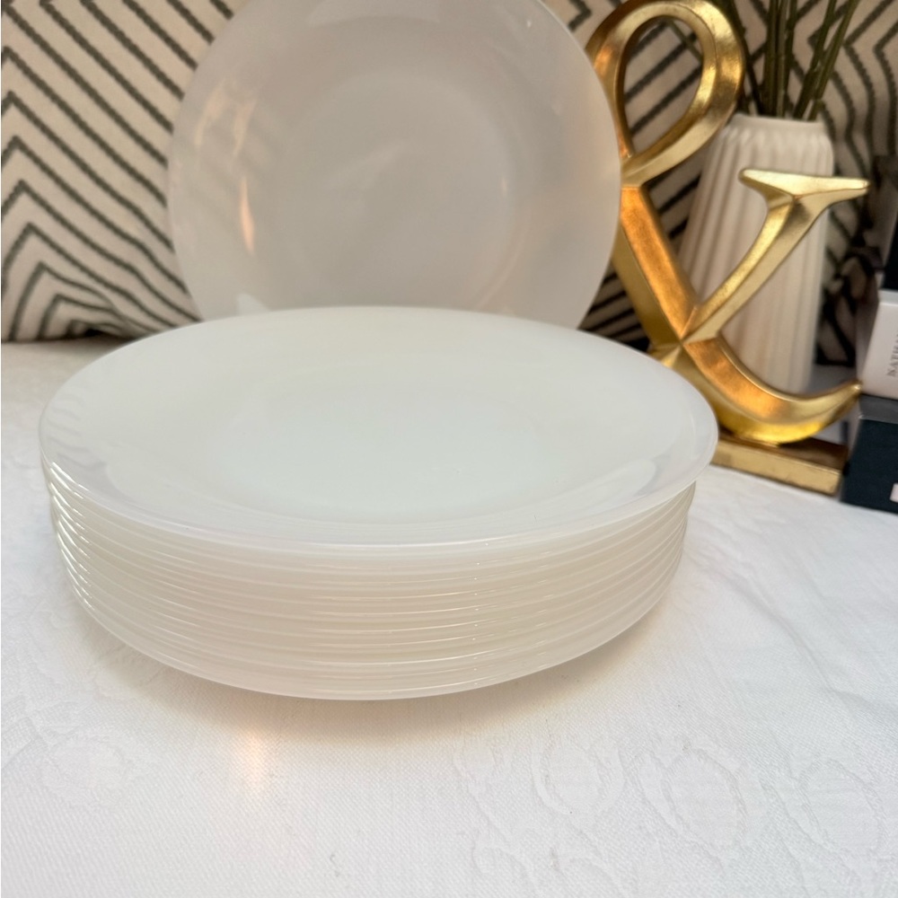 Arcopal France Vintage Milk Glass Dinner Plates, sets of 11 - Picture 7 of 9